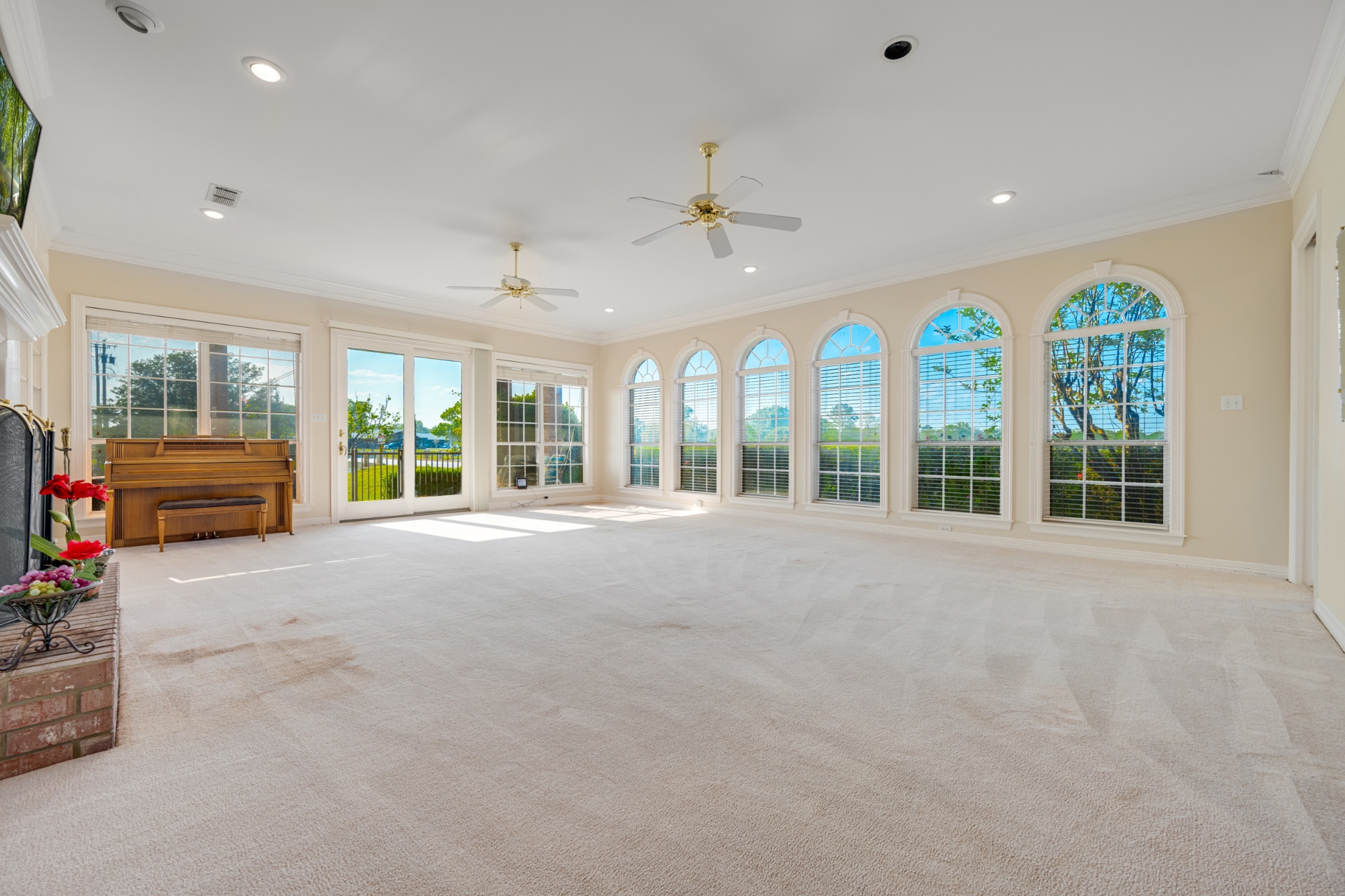 Living room with arched windows
